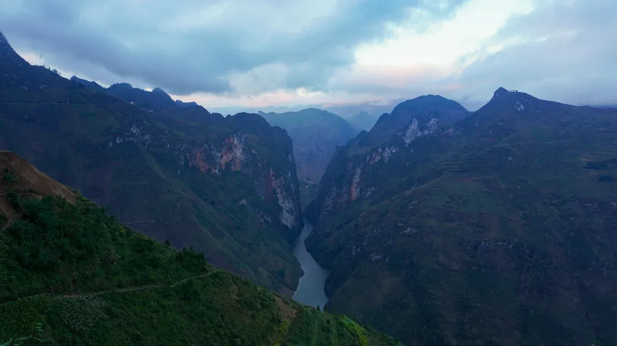 The Tu San canyon of the Nho Que River below the Ma Pi Leng Pass on a Ha Giang Loop Vietnam tour package